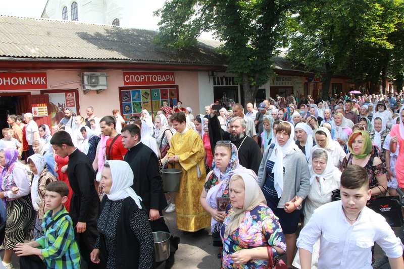 «Вон московских попов!». В Нежине на Крестном ходе УПЦ произошла потасовка с верующими (фото, видео) - 6 - изображение