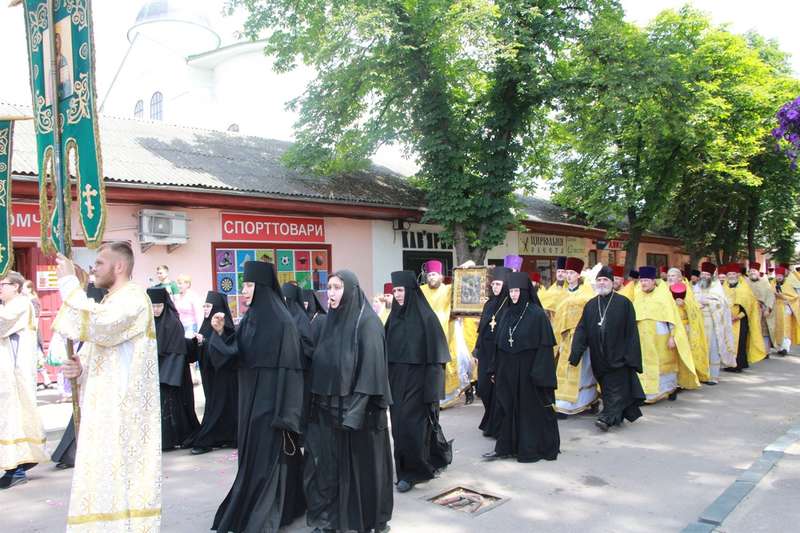 «Вон московских попов!». В Нежине на Крестном ходе УПЦ произошла потасовка с верующими (фото, видео) - 7 - изображение