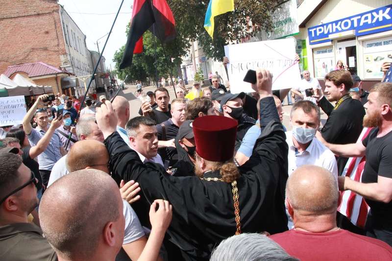 «Вон московских попов!». В Нежине на Крестном ходе УПЦ произошла потасовка с верующими (фото, видео) - 8 - изображение