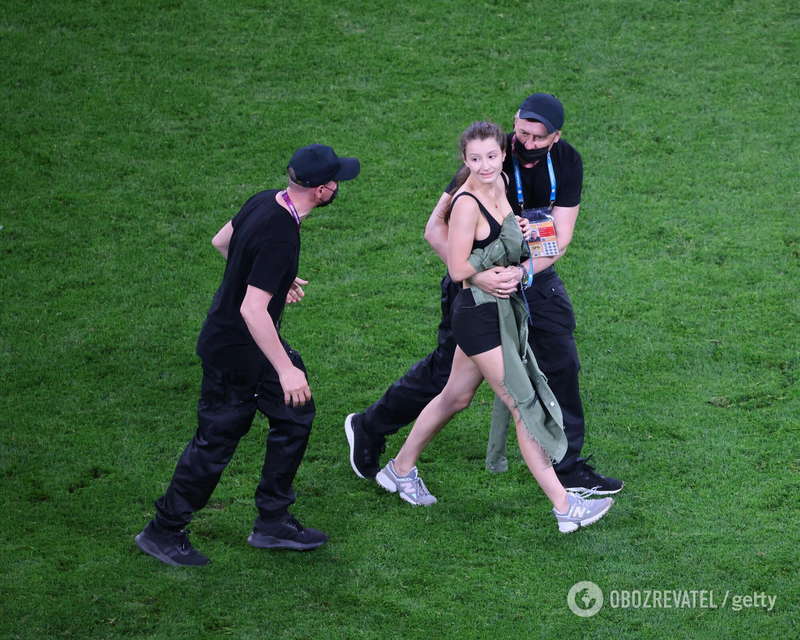 Нарушительницу схватили стюарды