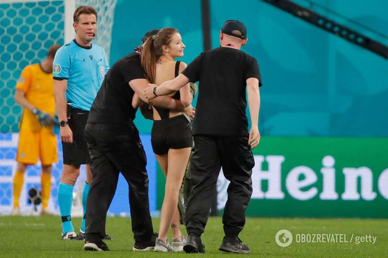 Россиянку схватили стюарды