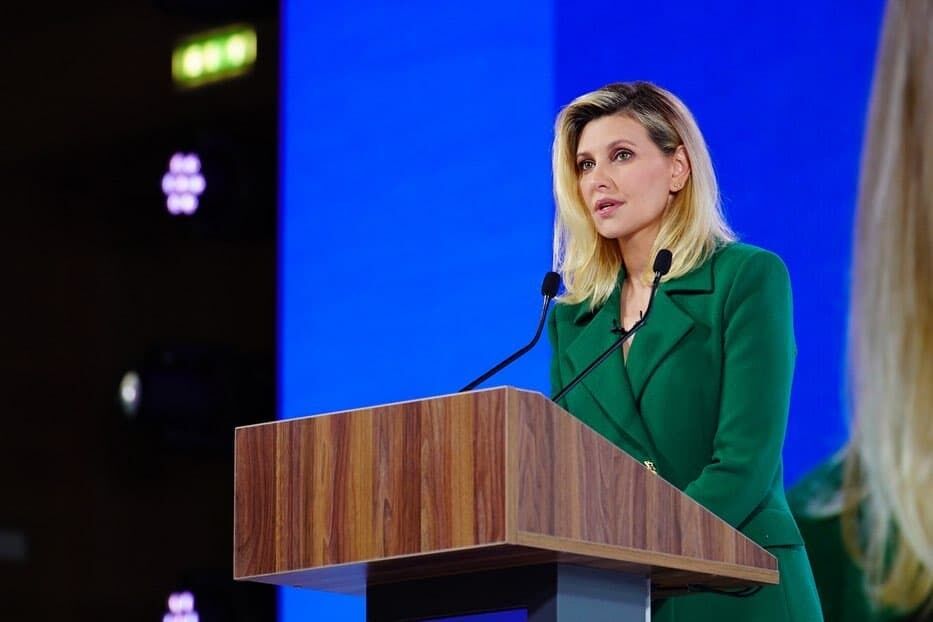 Зеленская в зеленом костюме. dqxikeidqxitkant