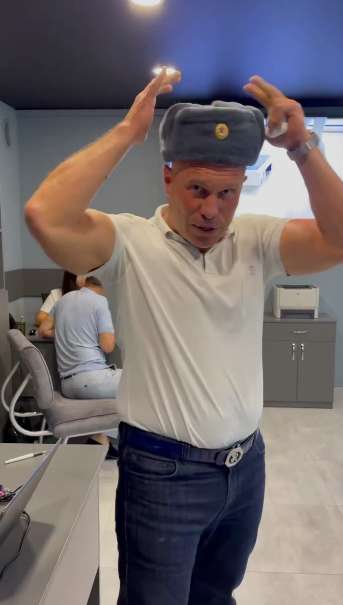 Кива на видео снова надел шапку. dqxikeidqxiqqeant