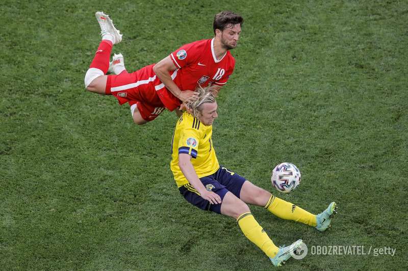 Форсберг в борьбе с защитником.