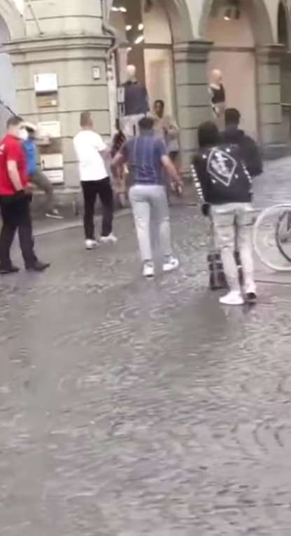 Прохожие бросали предметы в нападавшего dqxikeidqxiqqeant