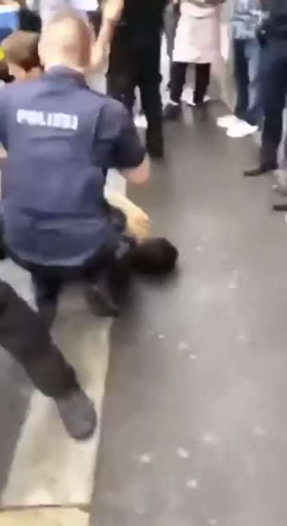 Коп удерживает мужчину на земле