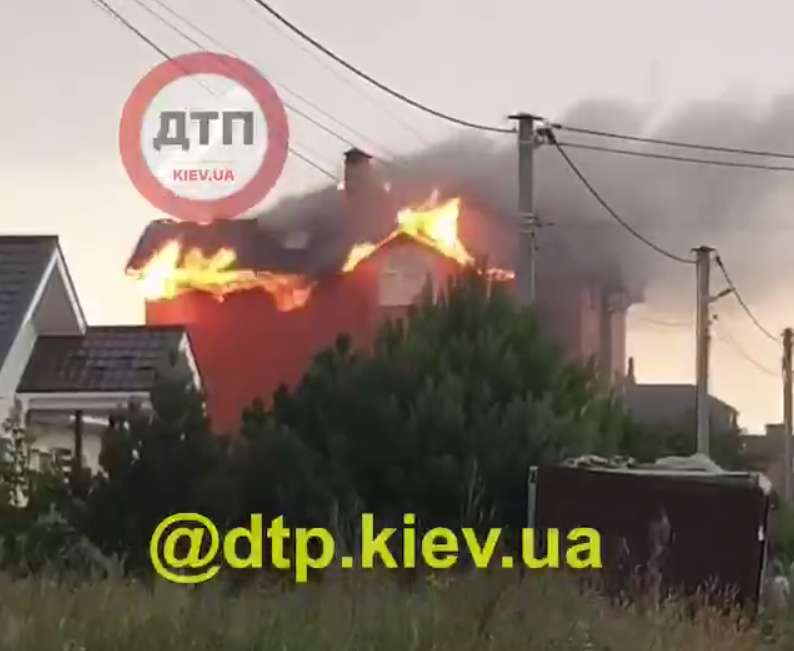 Под Киевом в доме загорелась крыша dqxikeidqxitkant