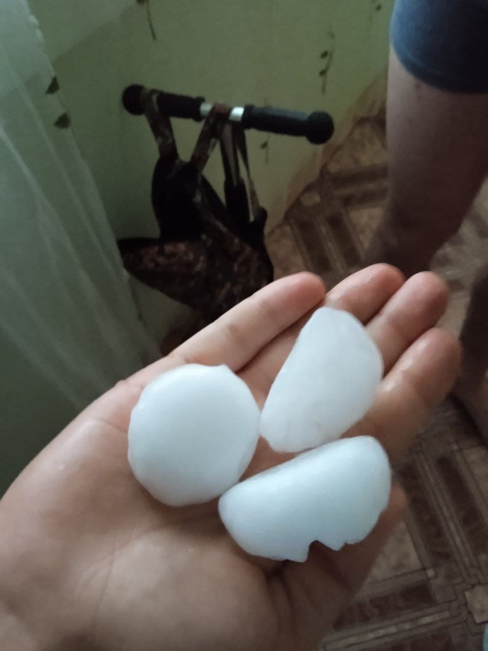 Киевскую область накрыл гигантский град.