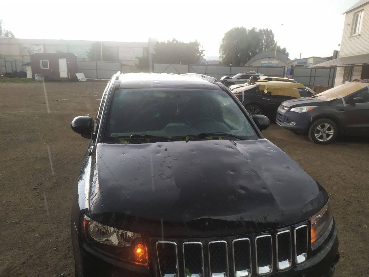 Град повредил автомобиль в Боярке.