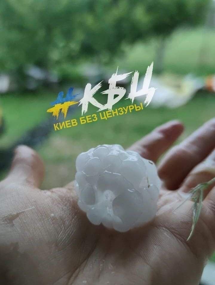 Гигантский град под Киевом.