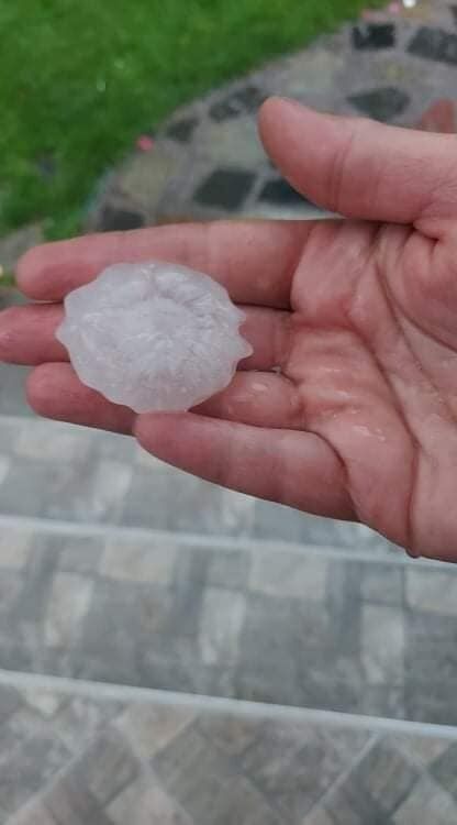 Киевскую область накрыл гигантский град.