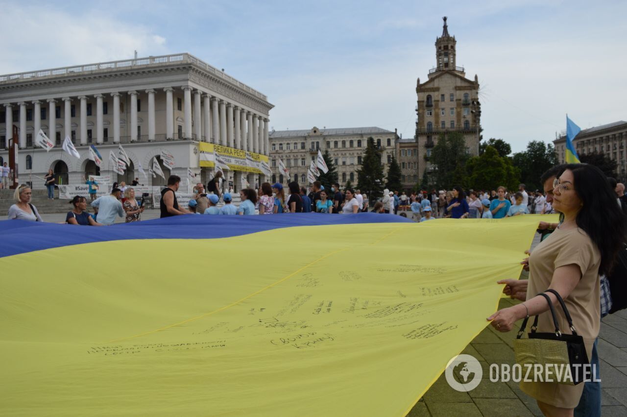 Во главе колонны демонстранты держали два флага – украинский и крымскотатарский dqxikeidqxitkant