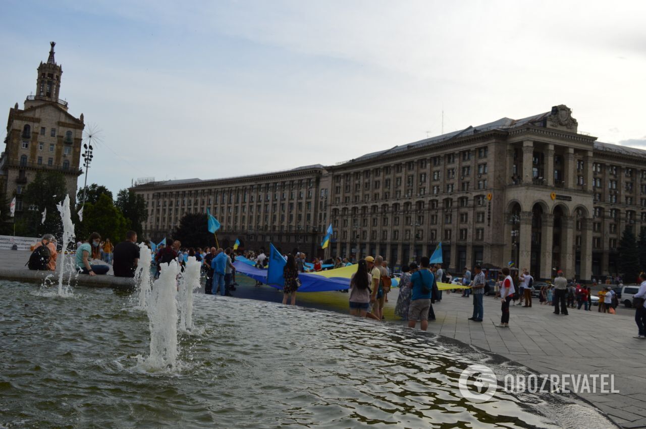 Параллельно шествию проходил автопробег ко Дню крымскотатарского флага