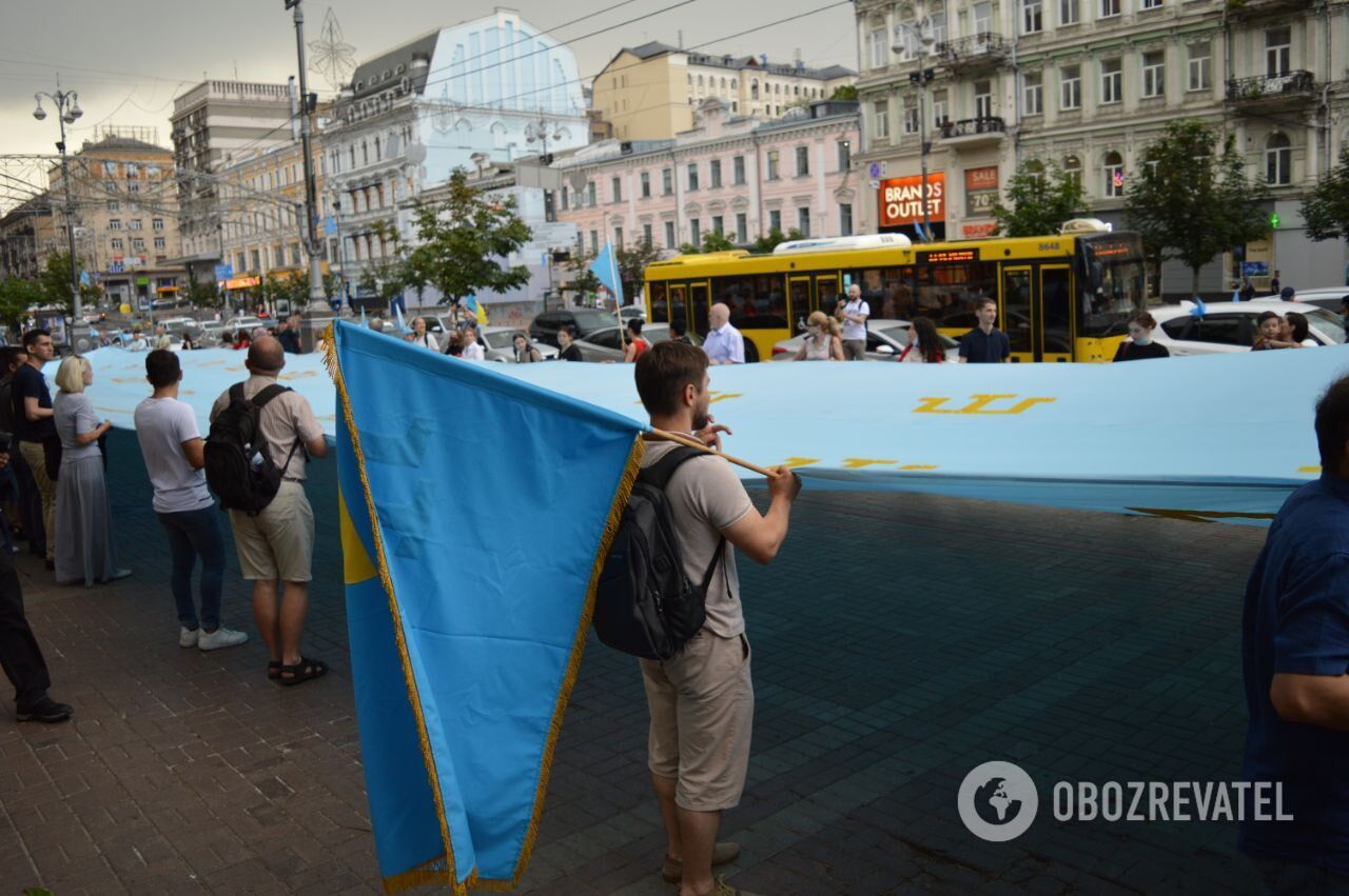 Участники акции скандировали "Крым – это Украина!"