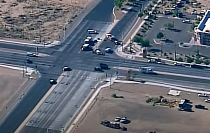 Корзина упала посреди дороги. dqxikeidqxiqqeant