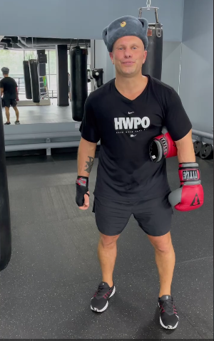 Кива поздравил молодежь в любимой ушанке. dqxikeidqxitkant