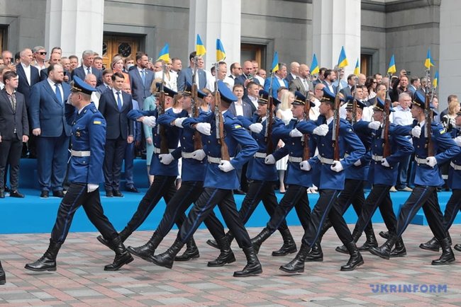 Памятный знак Тризуб установлен возле Верховной Рады в День Конституции 05