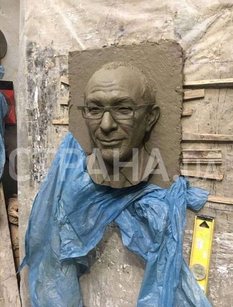 мемориальная доска Геннадию Кернесу dqxikeidqxiqqeant