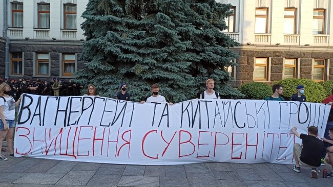 Акция протеста под ОП: Зеленский будет сидеть в тюрьме 05