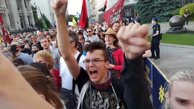 Акция протеста под ОП: Зеленский будет сидеть в тюрьме 09