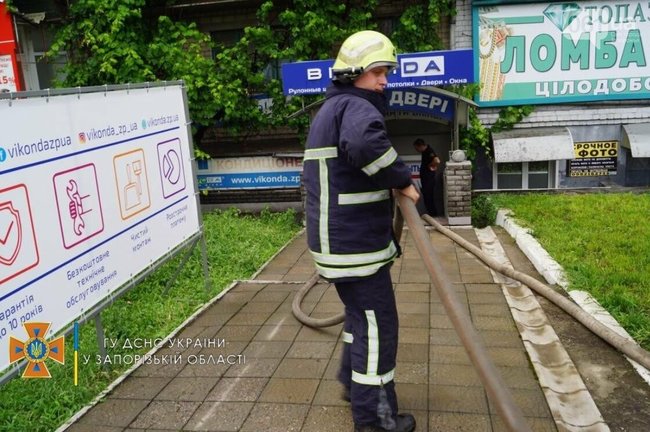 Непогода в Запорожье: буря повалила деревья, ливни затопили улицы 01 Непогода в Запорожье: буря повалила деревья, ливни затопили улицы 01 dqxikeidqxiqqeant