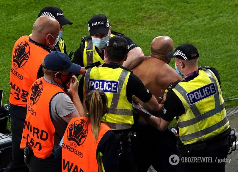 Фанат выбежал на поле в матче Украина - Швеция. dqxikeidqxitkant