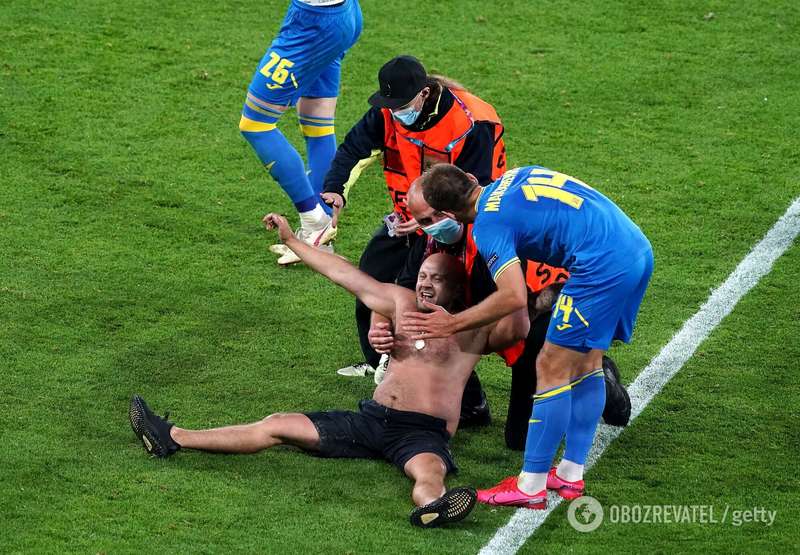 Полуголого зрителя словили стюарды.