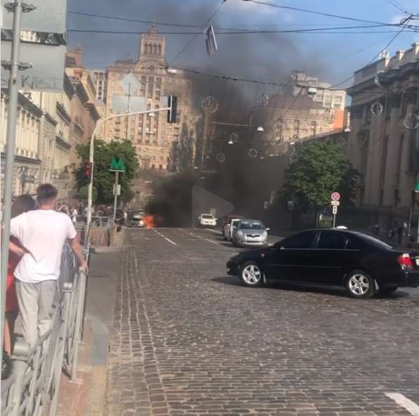 Автомобиль в центре Киева загорелся во время движения. dqxikeidqxiqqeant