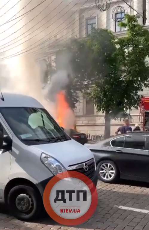 Автомобиль загорелся возле ЦУМа.