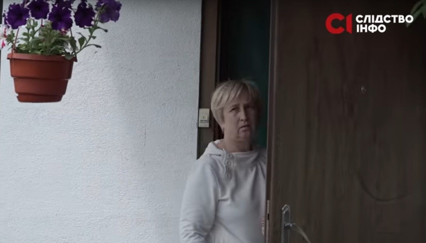 Любовь Загоруй у своего дома