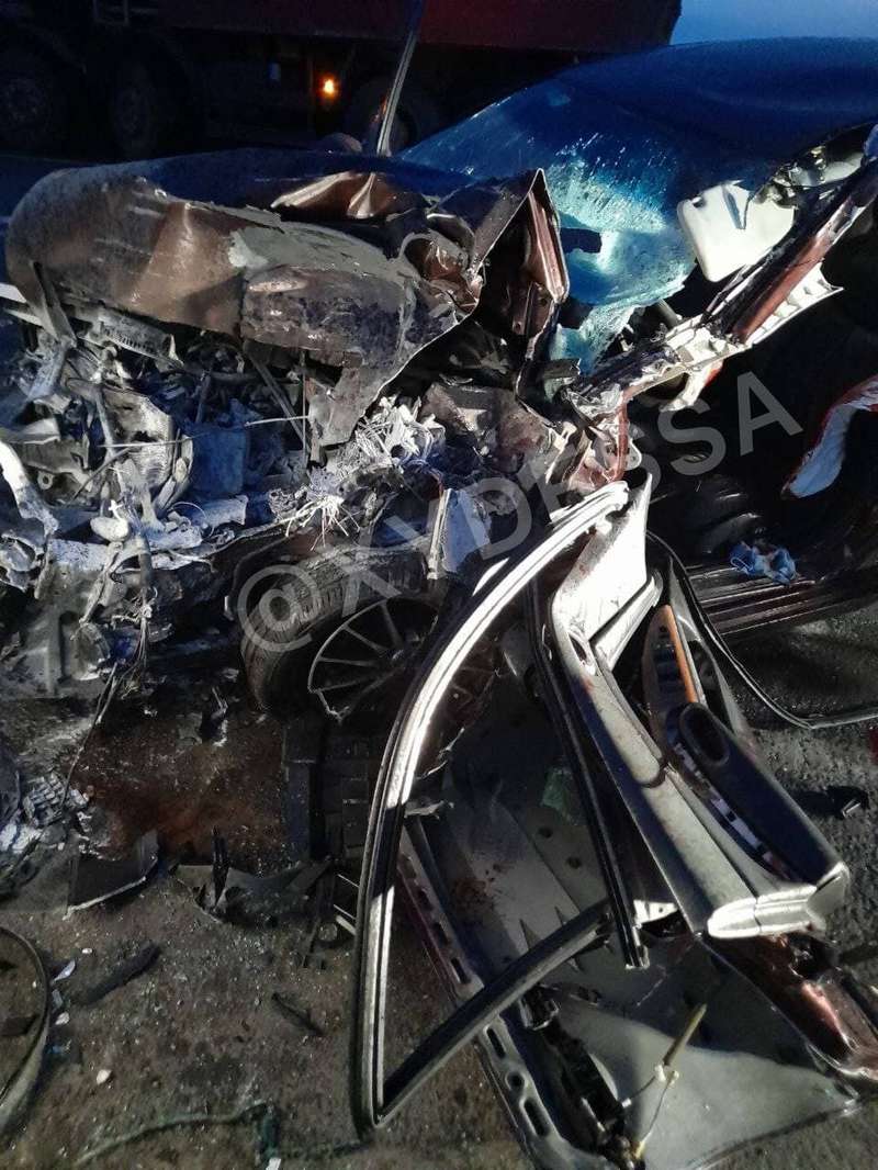 Автомобиль после того, как его достали из-под фуры. dqxikeidqxiqqeant