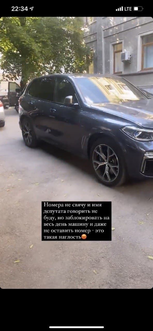 Шевченко припарковал авто, "отрезав" коллеге выезд.