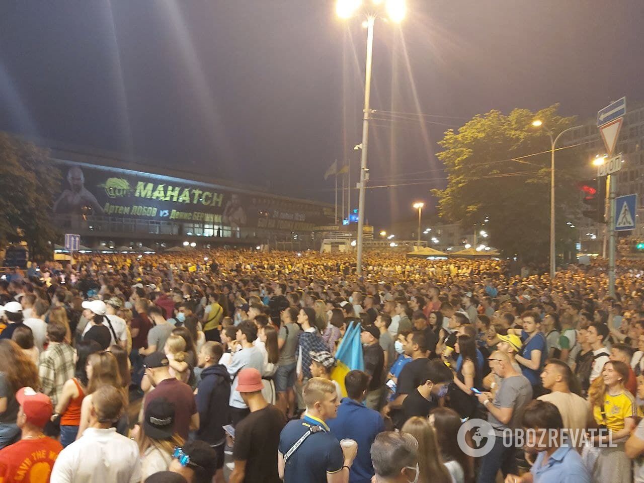Болельщики в фан-зоне в Киеве.