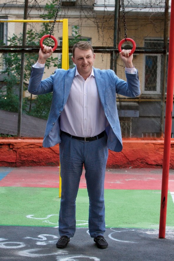 Сергій ФУРСА, 38 років, інвестиційний банкір. Народився 21 березня 1982-го в Києві. Мати працювала технічним спеціалістом у банку. Батько – підприємець. Закінчив Національний університет ”Київський політехнічний інститут”, вивчав прикладний системний аналіз. Із 2005-го по 2008-й працював аналітиком в Укрсиббанку. Потім – в інвестиційній компанії Astrum Investment Management. Останні 10 років продає цінні папери в інвесткомпанії Dragon Capital. Неодружений Займається бігом, любить футбол dqxikeidqxiqqeant