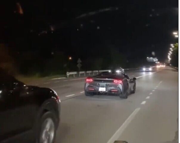 Суперкар двигался с небольшой скоростью. dqxikeidqxiqqeant