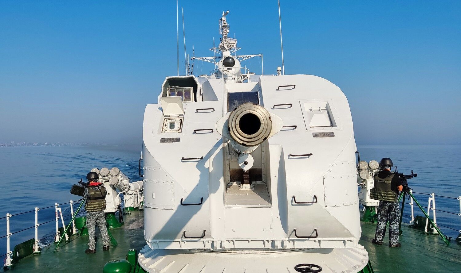 Флагман Морской охраны "Григорий Куропятников" руководил стрельбой