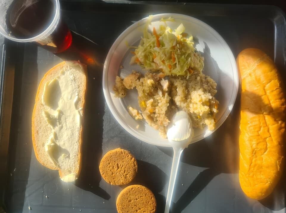 Солдат кормят различной едой