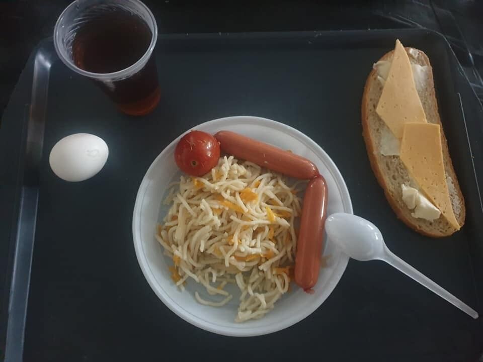 Еду дают на пластиковой посуде