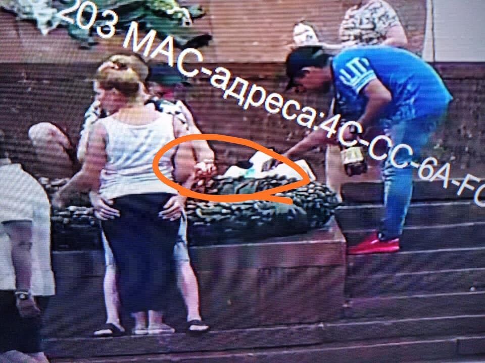 Отдыхающие пришли к Вечному огню с детьми