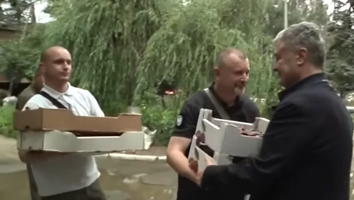 Не клубника. Порошенко снова прибыл на Донбасс с гостинцами (видео) - 2 - изображение