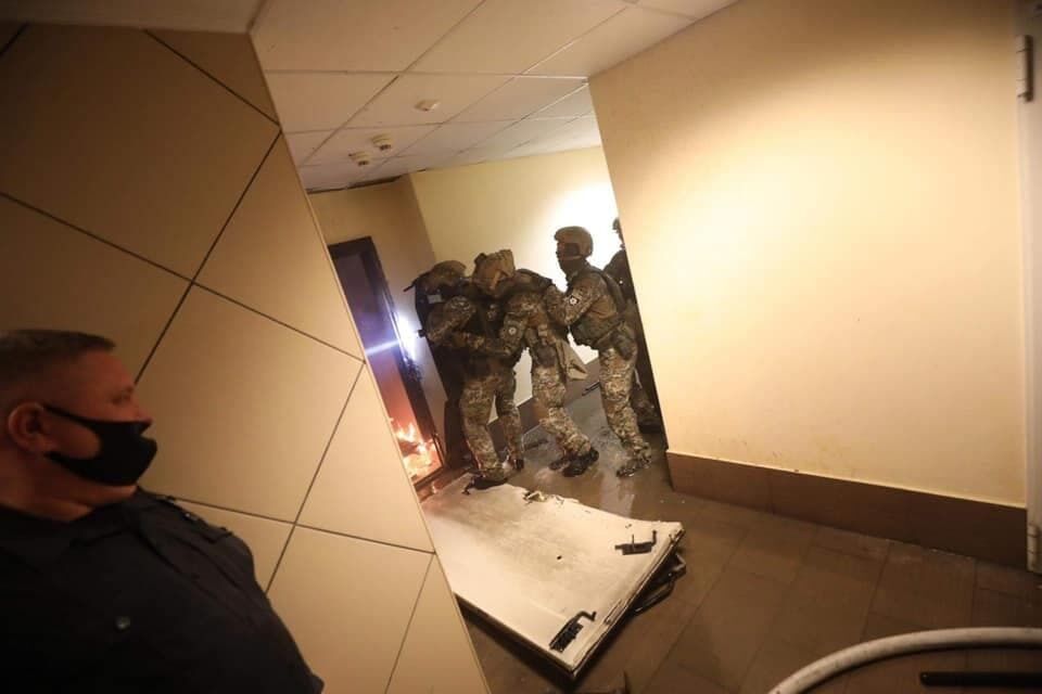 Начало штурма квартиры.