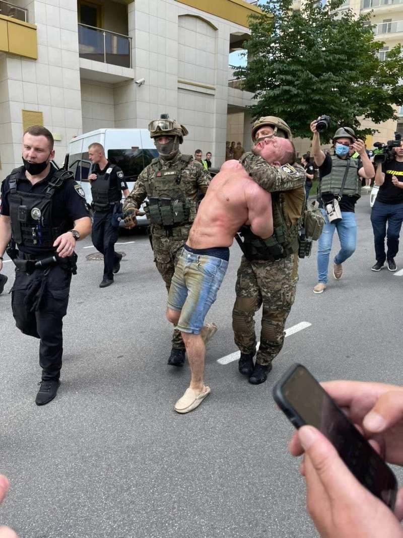 Стрелка задержали сотрудники полиции.