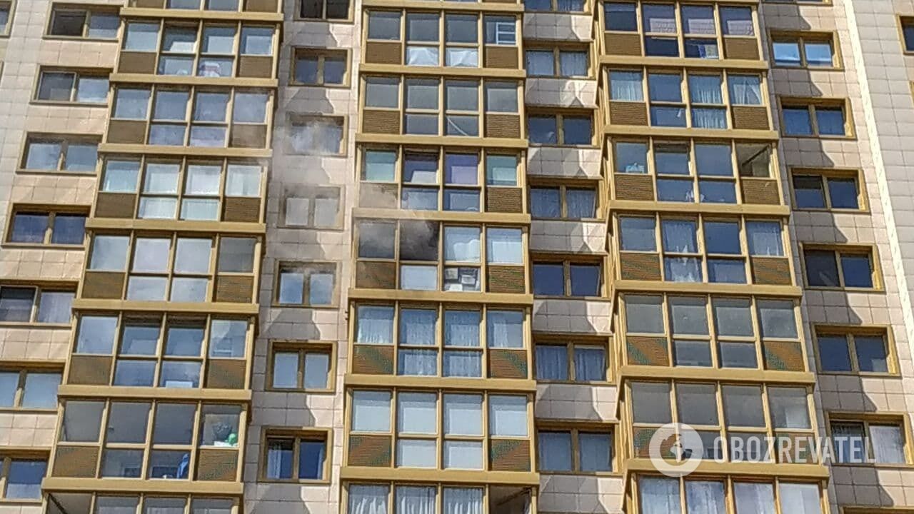 Дым из окна квартиры, где закрылся стрелок.