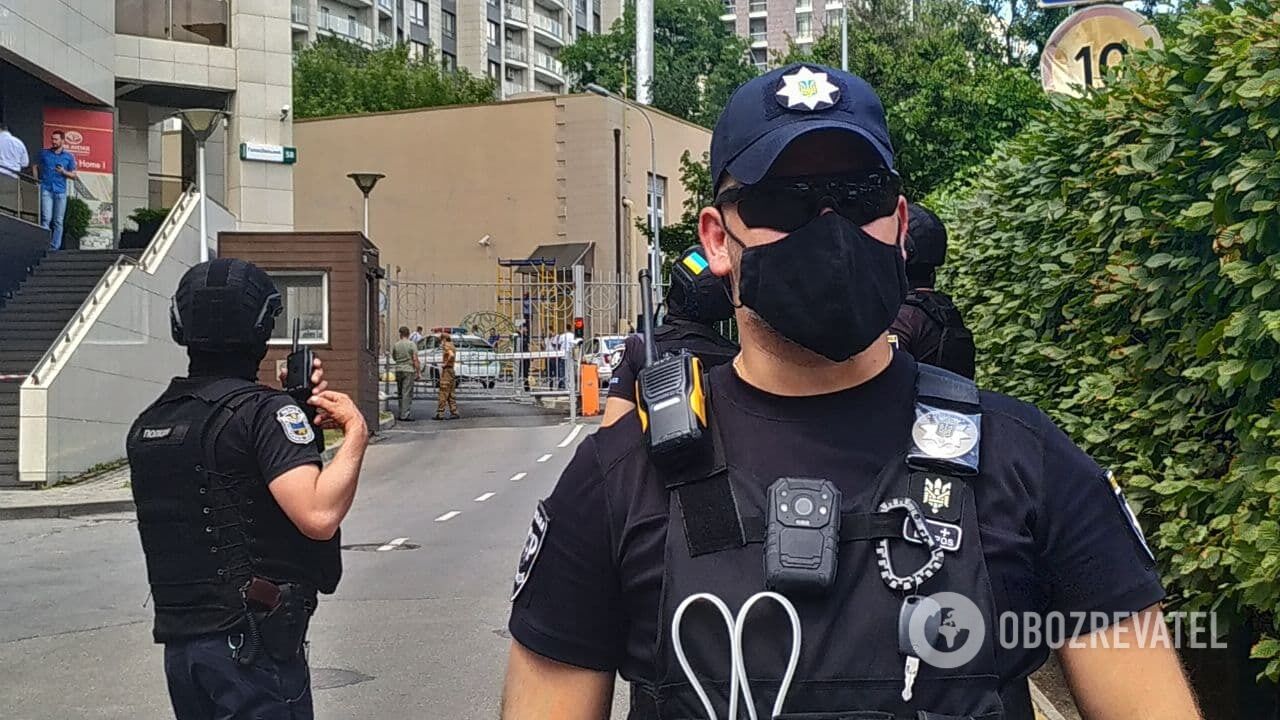 К месту происшествия никого не подпускают.