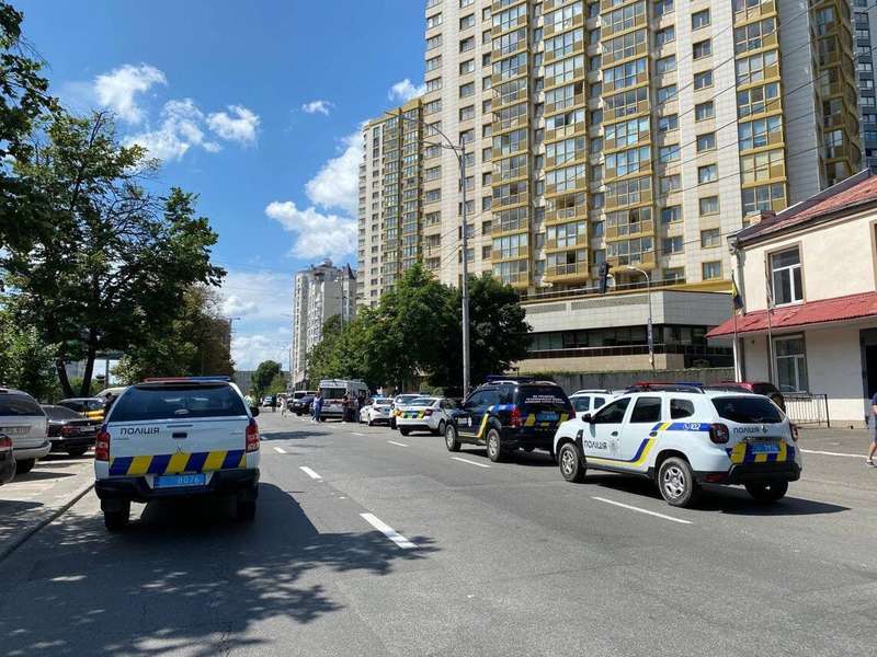 Предварительно, ранение получил один полицейский.