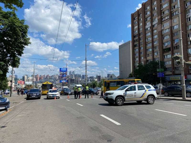 На месте происшествия находится руководство полиции.