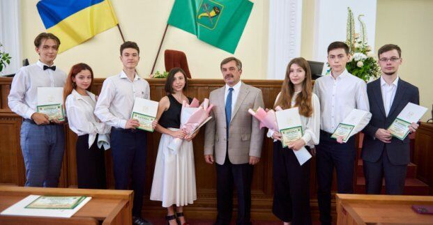 Первый заместитель Харьковского городского головы Александр Новак с лучшими выпускниками города dqxikeidqxitkant