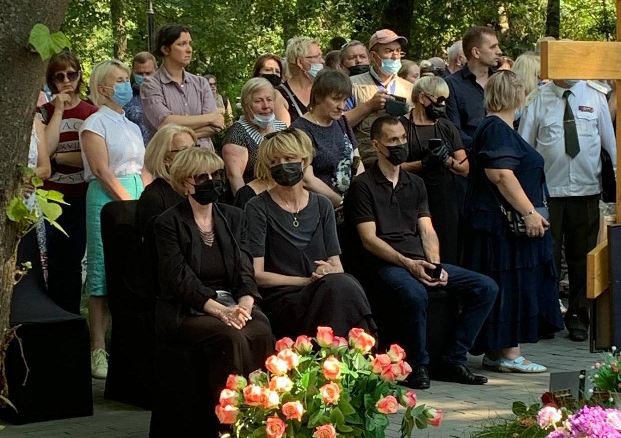 С Меньшовым пришли проститься близкие и коллеги. dqxikeidqxiqqeant