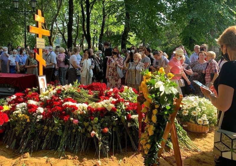 Похоронили Меньшова.