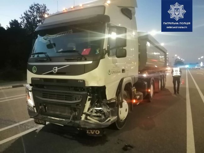 На трассе Киев-Ковель мопед попал под грузовик: два человека погибли на месте 01 dqxikeidqxiqqeant